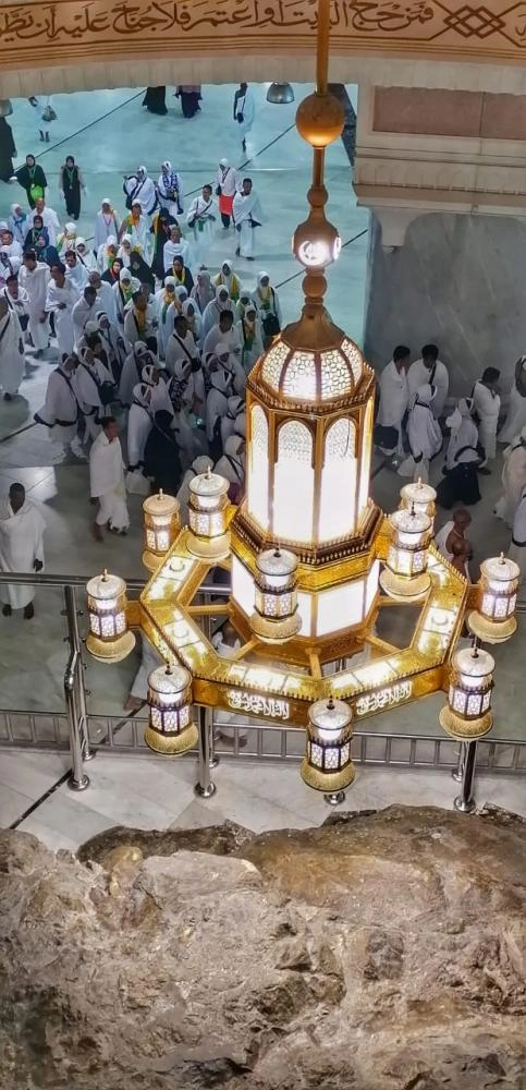 إحدى الإضاءات داخل الحرم المكي (أنس الحارثي)