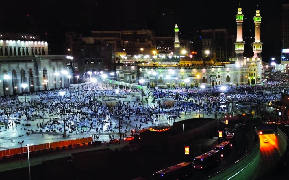 منظر ليلي من ساحة المسجد الحرام                                        (أنس الحارثي)