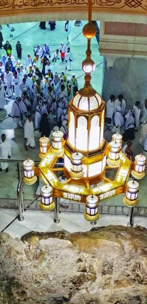 إحدى الإضاءات داخل الحرم المكي  (أنس الحارثي)