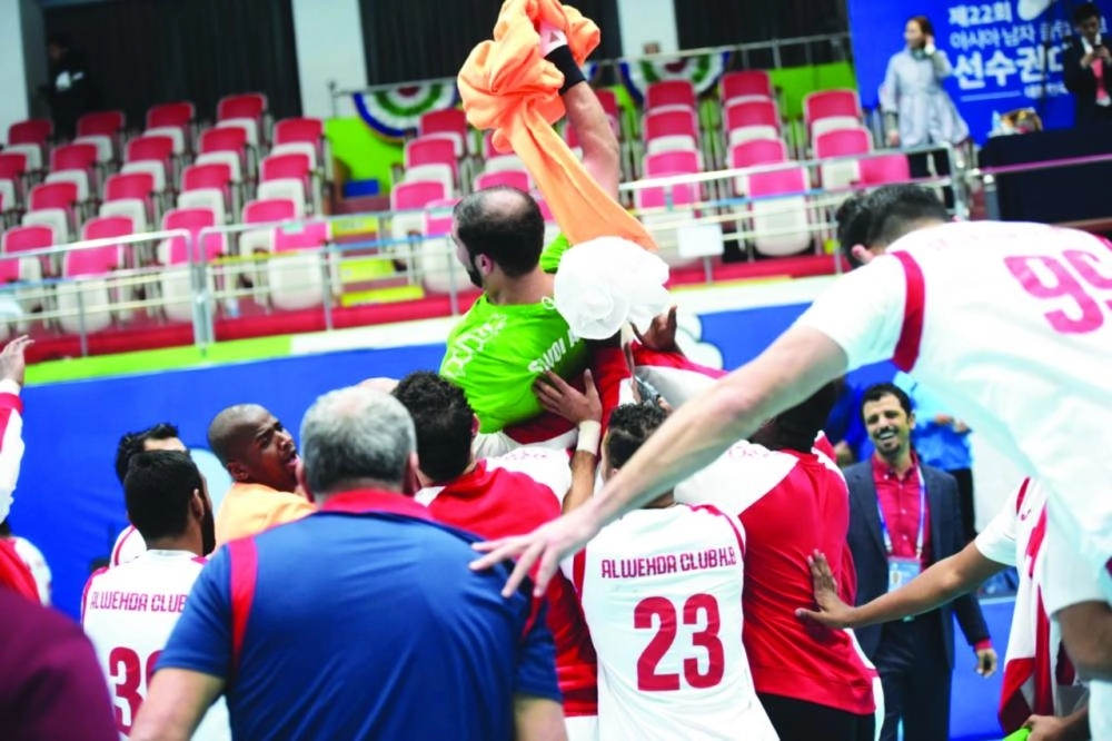 احتفاء اللاعبين والجهاز الفني بالتأهل للنهائي الآسيوي أمس في كوريا الجنوبية                                                   (إعلامي الوحدة)