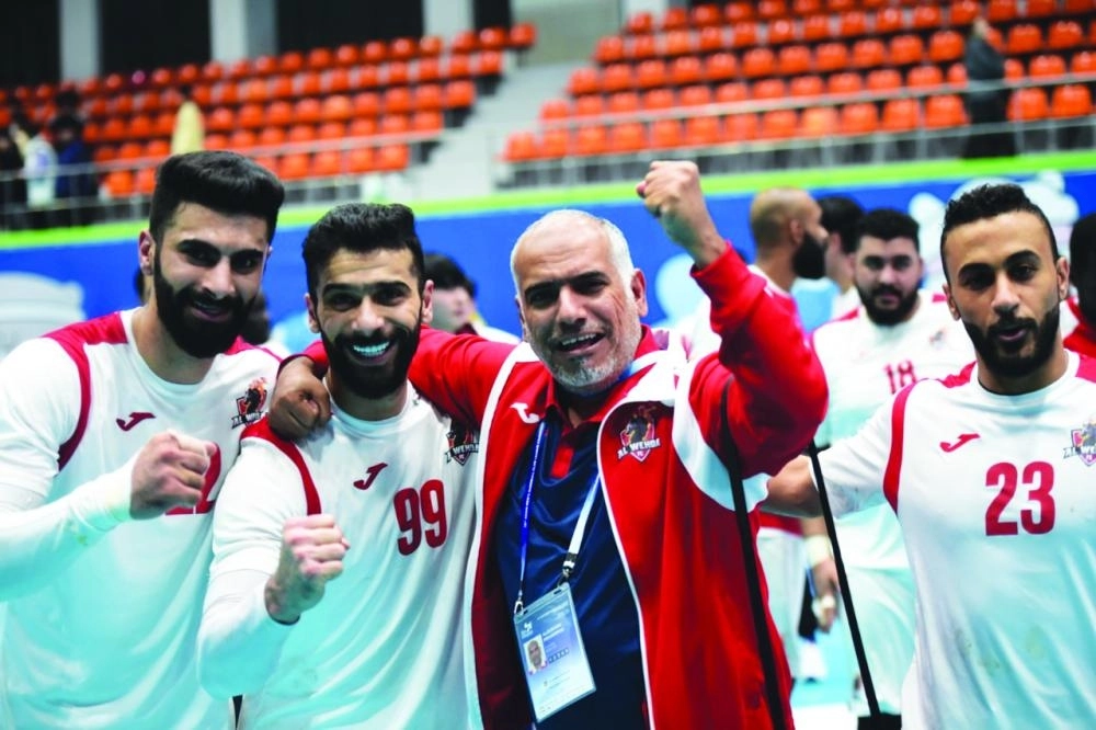 احتفاء اللاعبين والجهاز الفني بالتأهل للنهائي الآسيوي أمس في كوريا الجنوبية                                                   (إعلامي الوحدة)