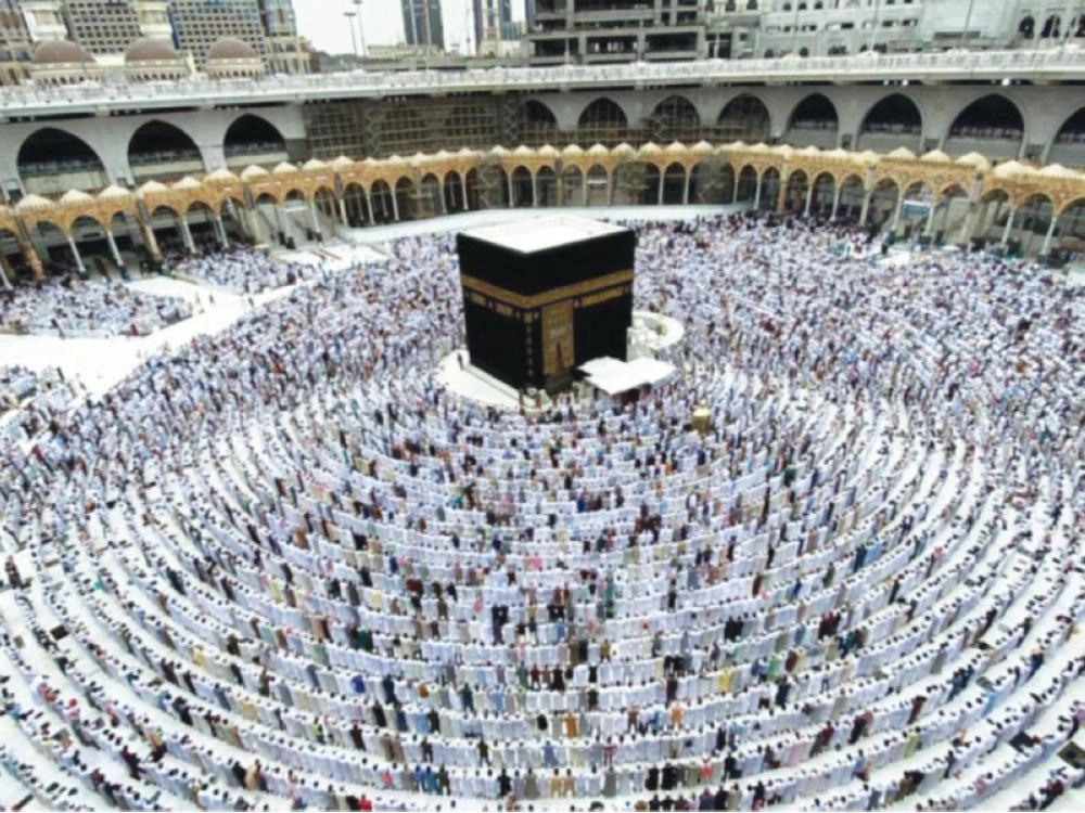 من صلاة الجمعة بالمسجد الحرام أمس (مكة)