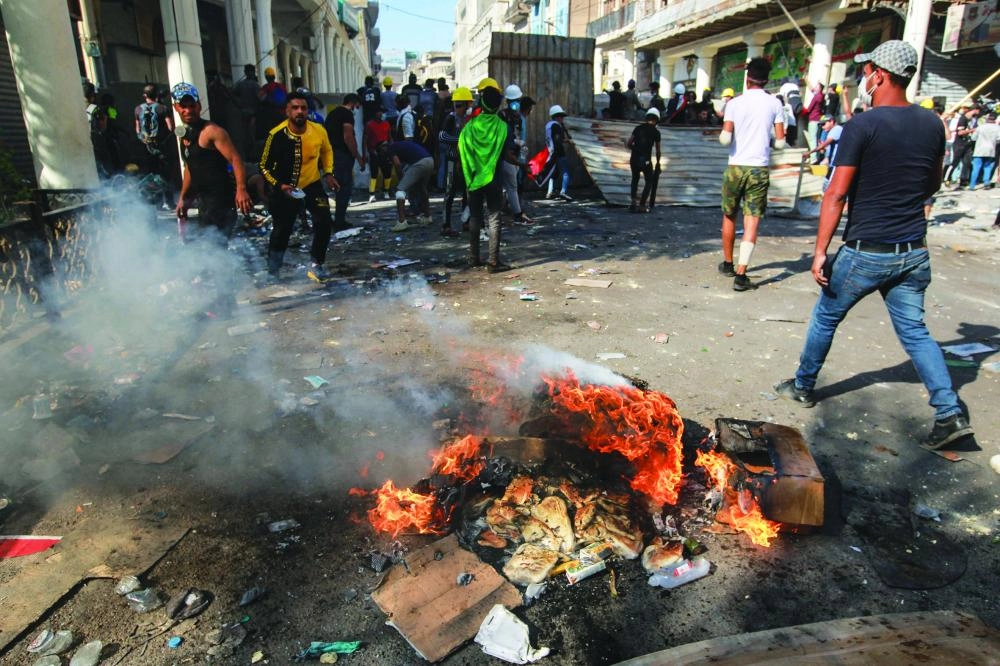 اشتباك متظاهرين مع قوات مكافحة الشغب العراقية                   (د ب أ)