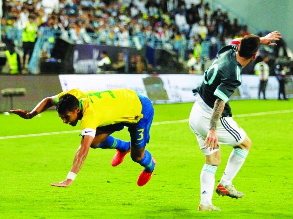 ليونيل ميسي وداسيلفا في صراع على الكرة                  (نواف الجبني)