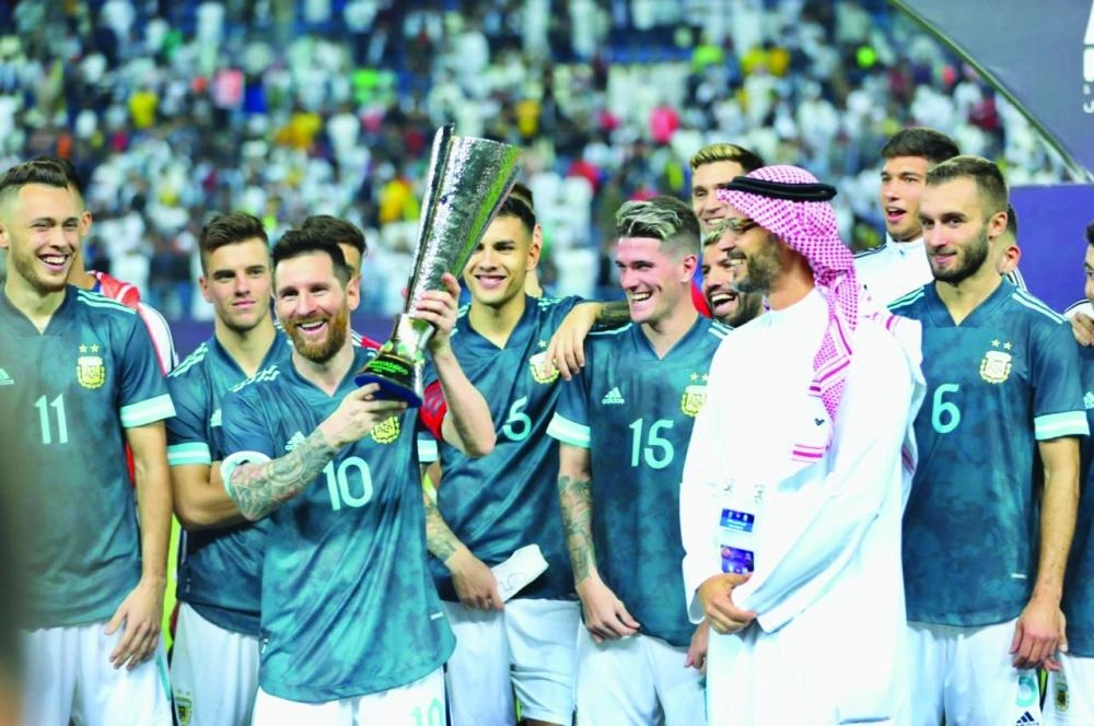 ميسي لحظة حمل كأس السوبر (مكة)