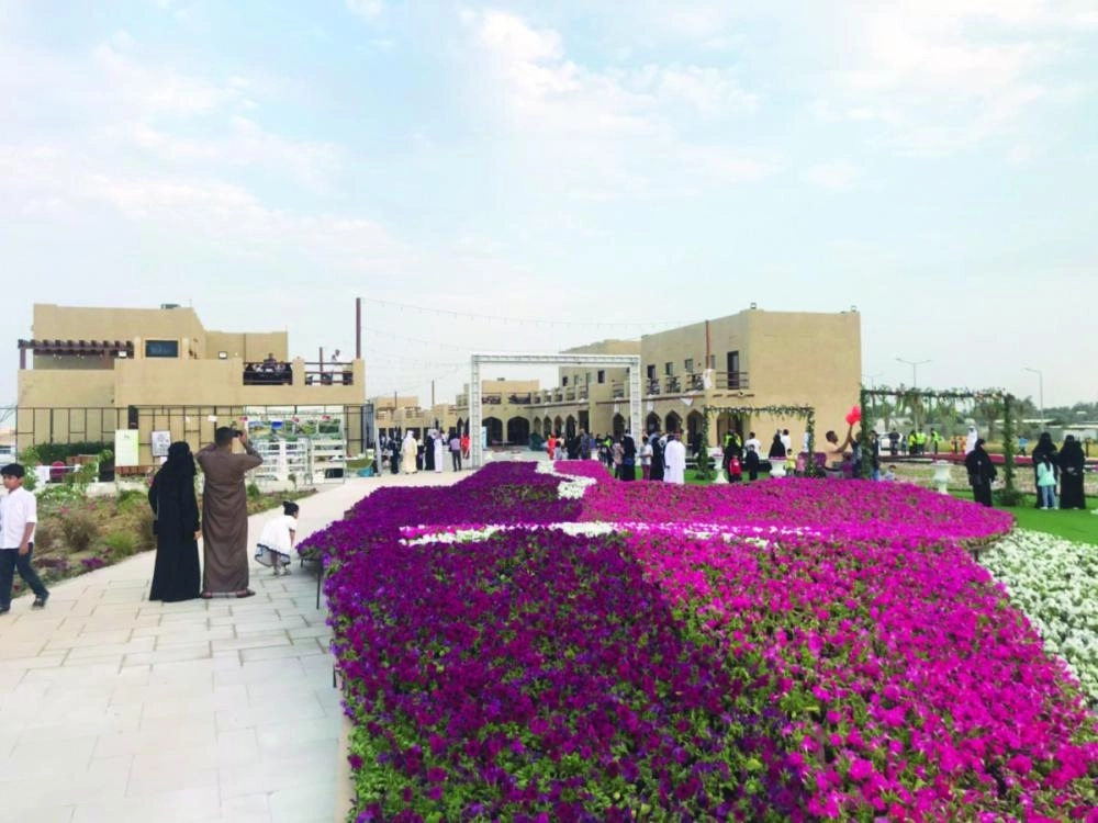 زوار في مهرجان الزهور بمشروع وسط العوامية             (مكة)