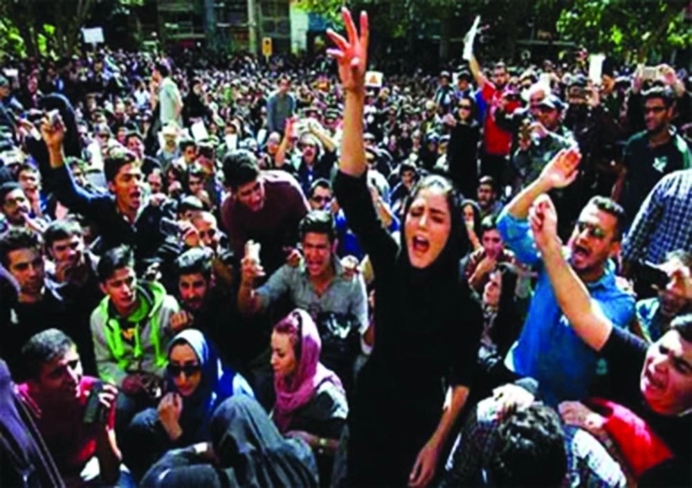 






الإيرانيات يشاركن في التظاهر                                                  (مكة)