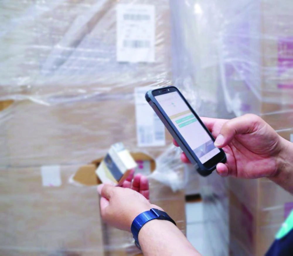 



أثناء التأكد من الأختام الضريبية على السجائر               (هيئة الزكاة)