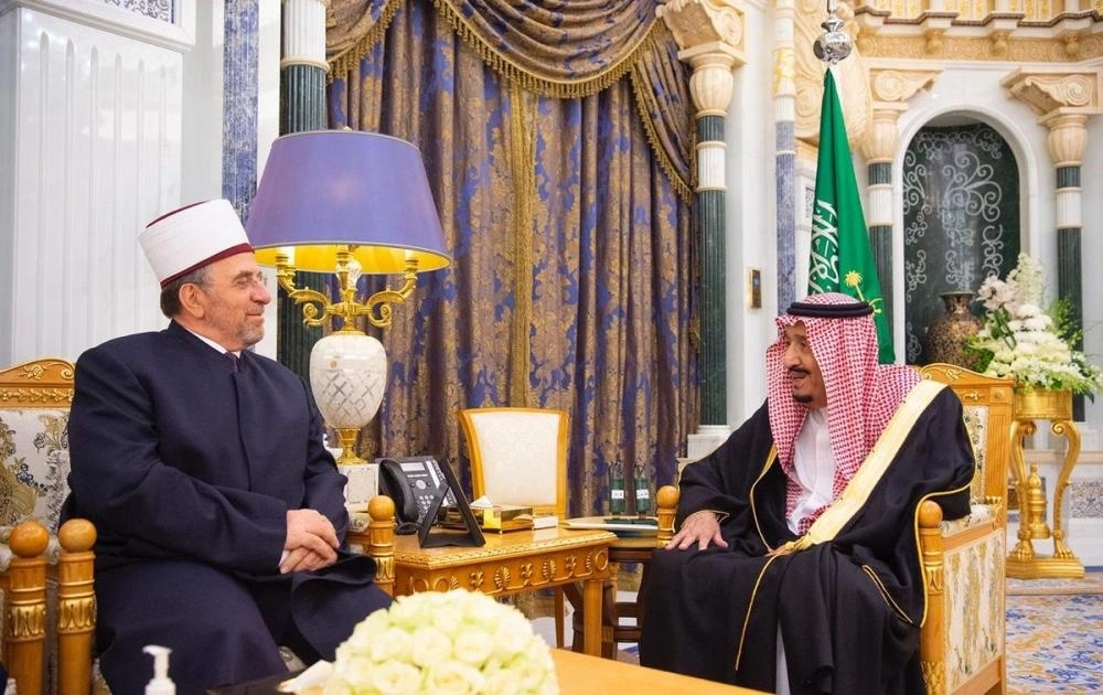 الملك سلمان خلال استقباله