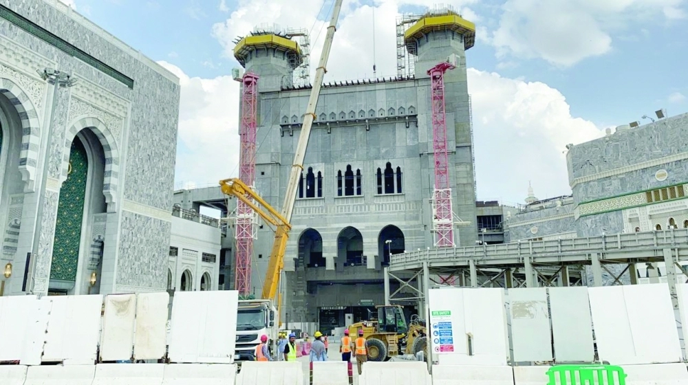 الأعمال التشطيبية لباب العمرة  (مكة)