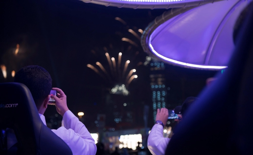 زوار في المطعم المعلق في ونتر وندر لاند الرياض                                                           (واس)