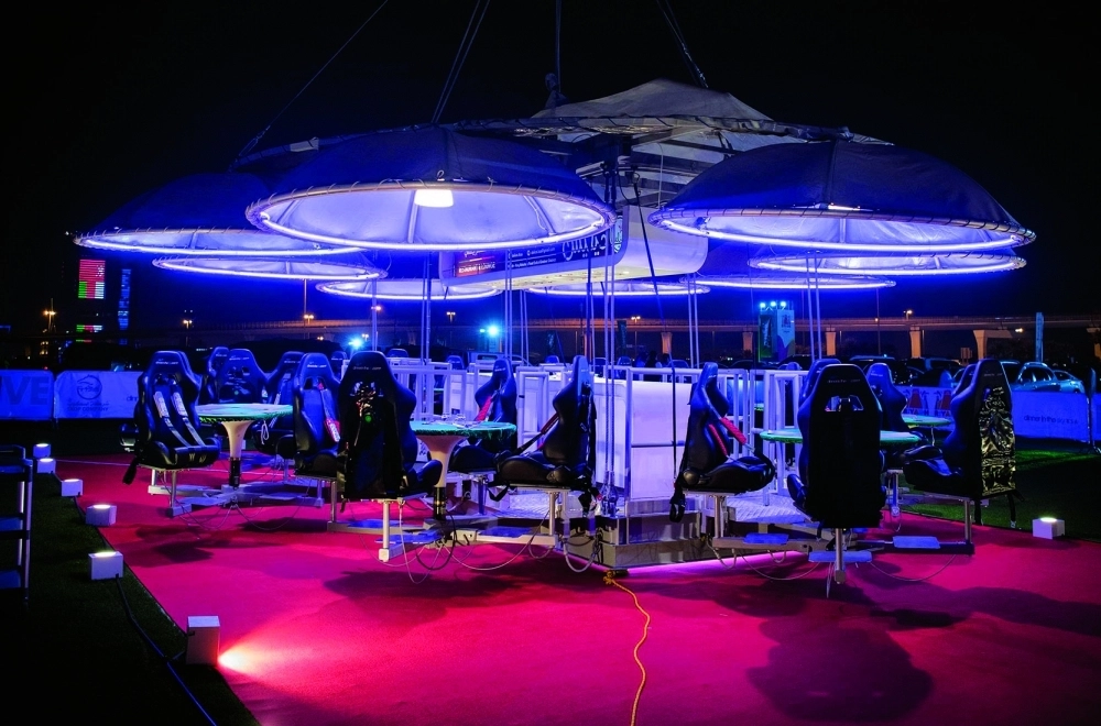 زوار في المطعم المعلق في ونتر وندر لاند الرياض                                                           (واس)