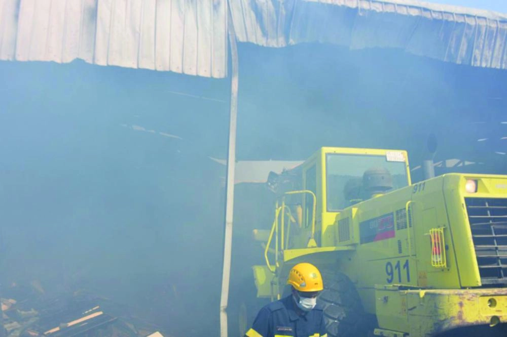 فرق الدفاع المدني خلال مباشرة الحريق (مكة)