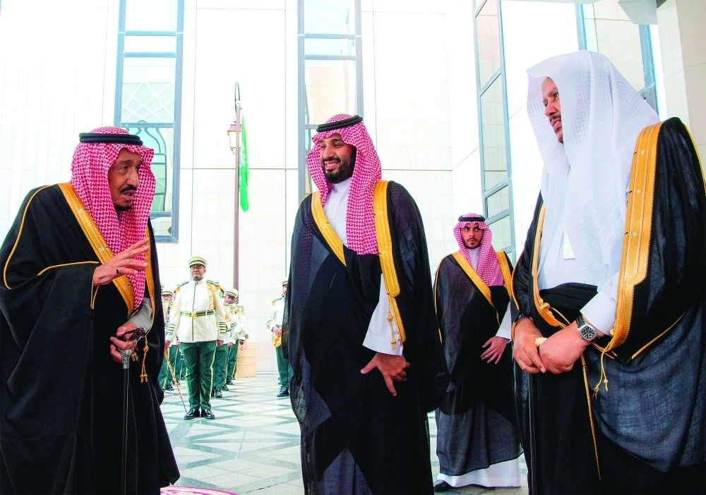 






خادم الحرمين خلال افتتاحه أمس أعمال مجلس الشورى بحضور ولي العهد                                                                                      (واس)