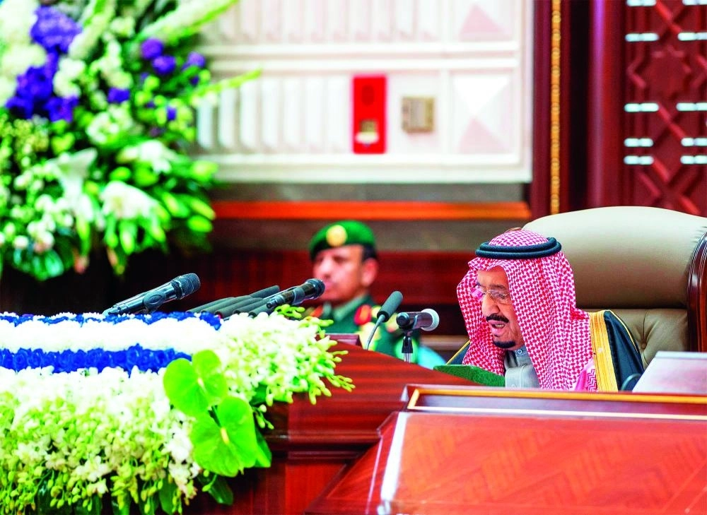 الملك سلمان خلال مخاطبته أمس مجلس الشورى بحضور ولي العهد                               (واس)