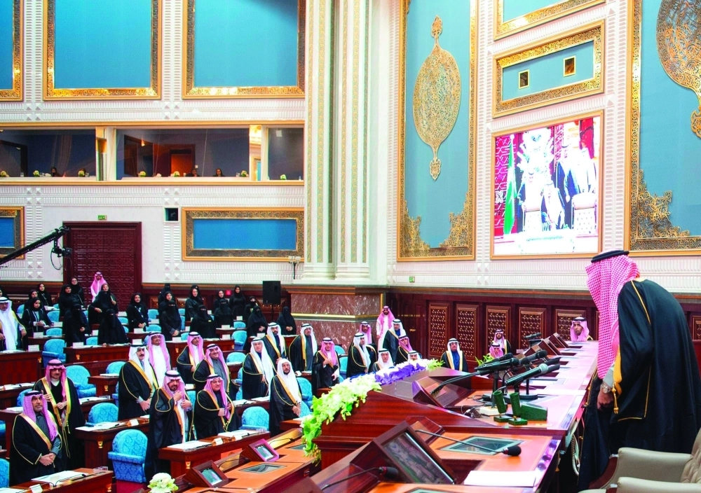 الملك سلمان خلال مخاطبته أمس مجلس الشورى بحضور ولي العهد                               (واس)