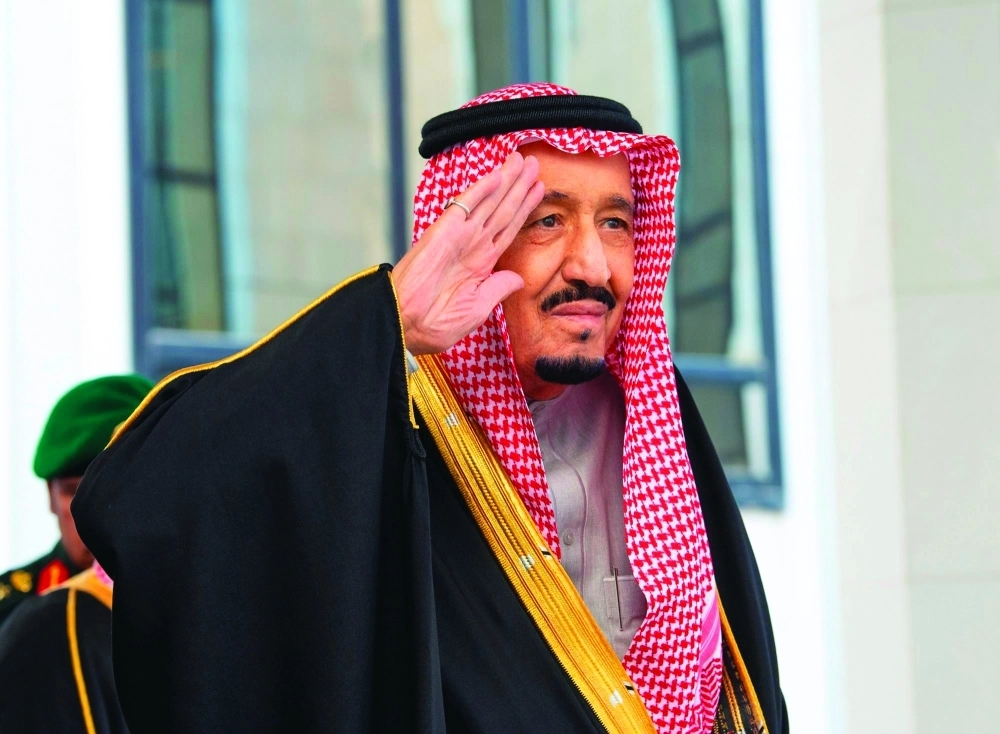 الملك سلمان خلال مخاطبته أمس مجلس الشورى بحضور ولي العهد                               (واس)