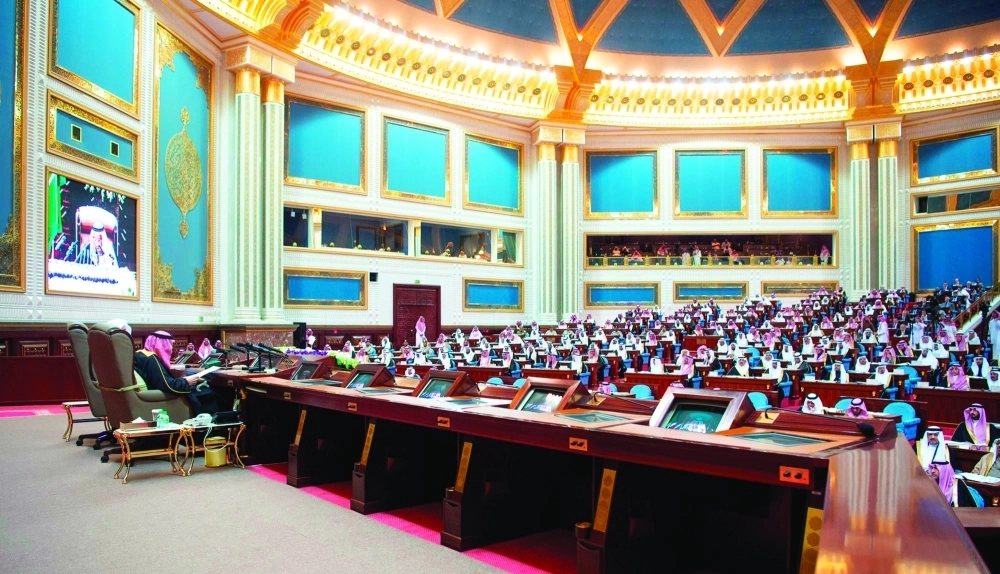 الملك سلمان خلال مخاطبته أمس مجلس الشورى بحضور ولي العهد                               (واس)