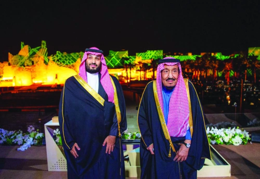 خادم الحرمين وولي العهد خلال حفل وضع حجر الأساس لمشروع بوابة الدرعية (واس)