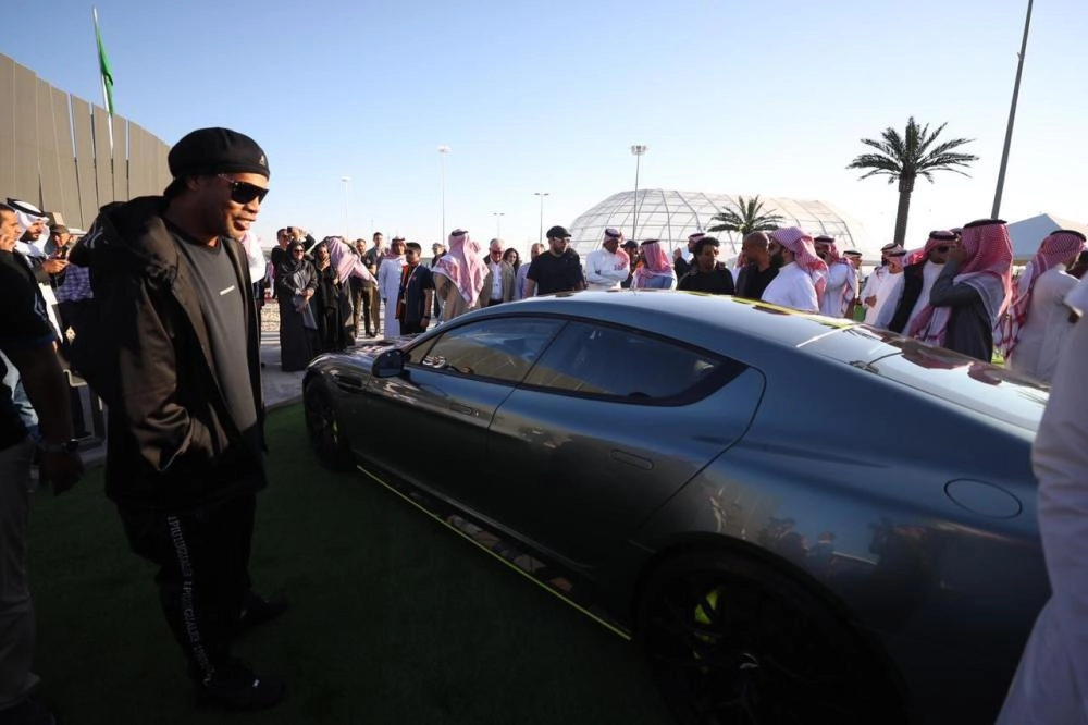 رونالدينهو أول مشترٍ في مزاد معرض الرياض للسيارات