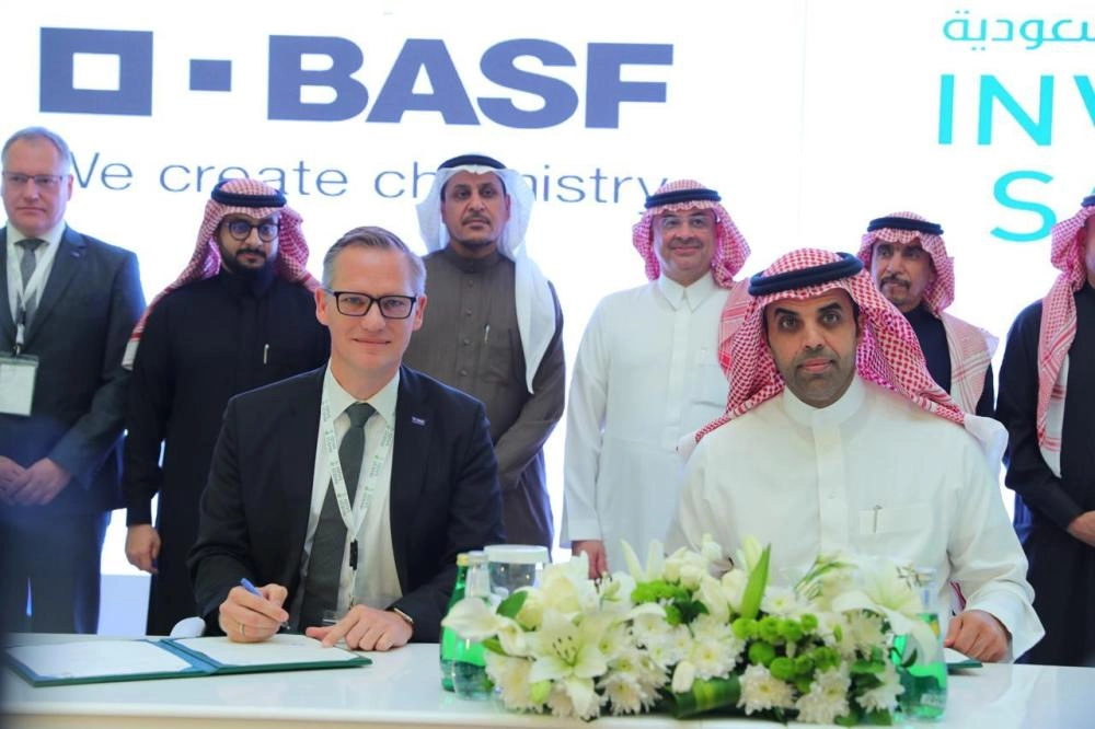  أثناء توقيع إحدى الاتفاقيات (الاستثمار)