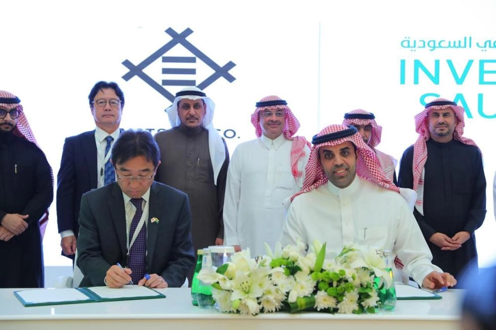  أثناء توقيع إحدى الاتفاقيات (الاستثمار)