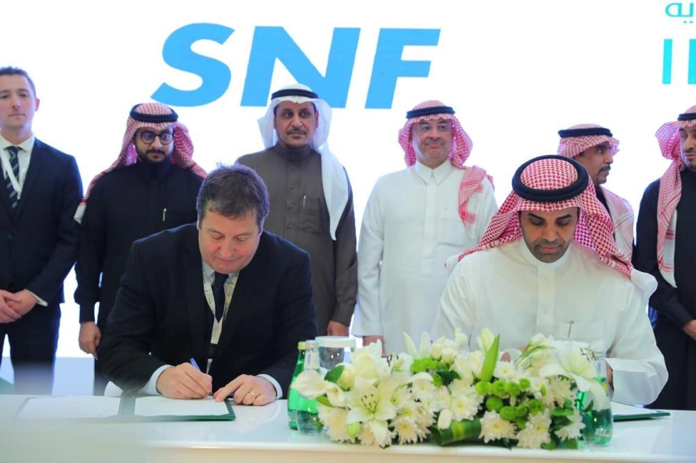  أثناء توقيع إحدى الاتفاقيات (الاستثمار)