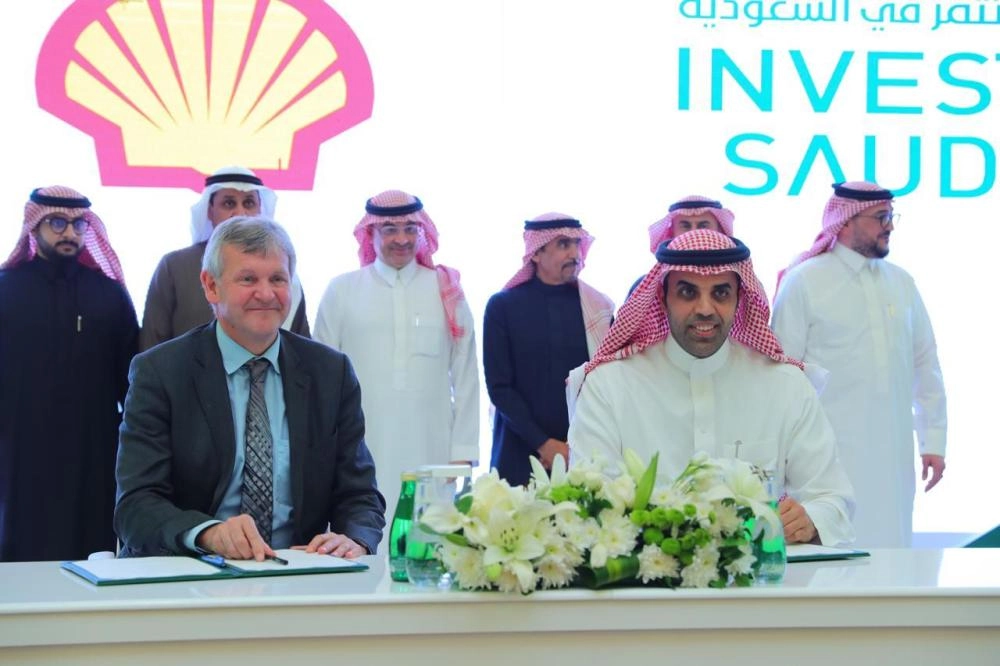  أثناء توقيع إحدى الاتفاقيات (الاستثمار)