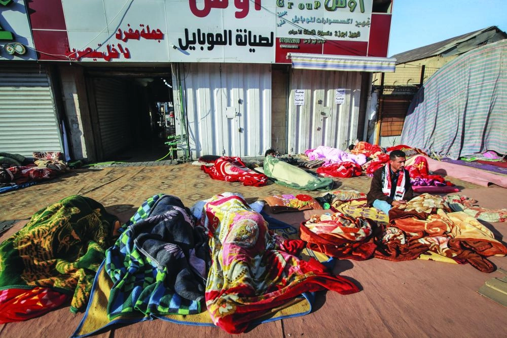 معتصمون في شوارع بغداد                (د ب أ)