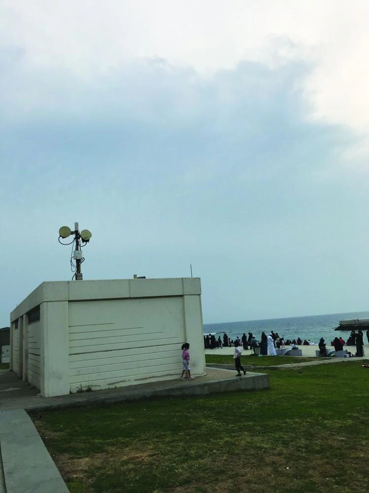 عوائل تتنزه في الكورنيش وتبدو دورات المياه مهملة    (مكة)