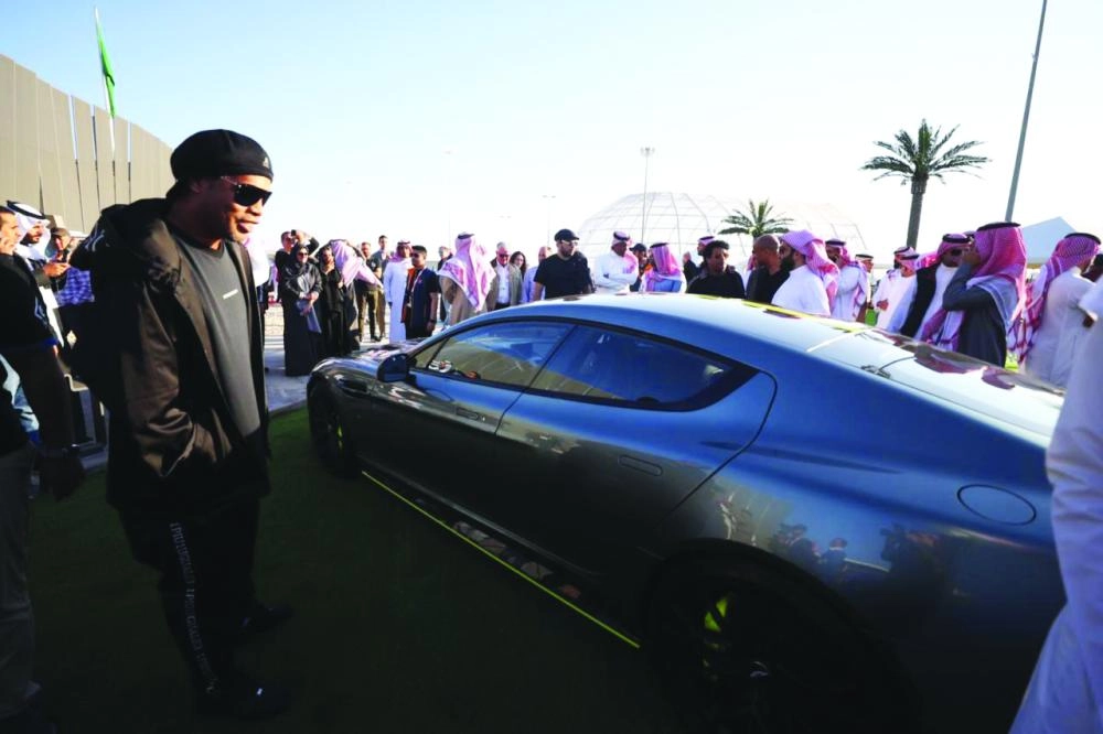 رونالدينهو أمام السيارة التي اشتراها                                   (مكة)