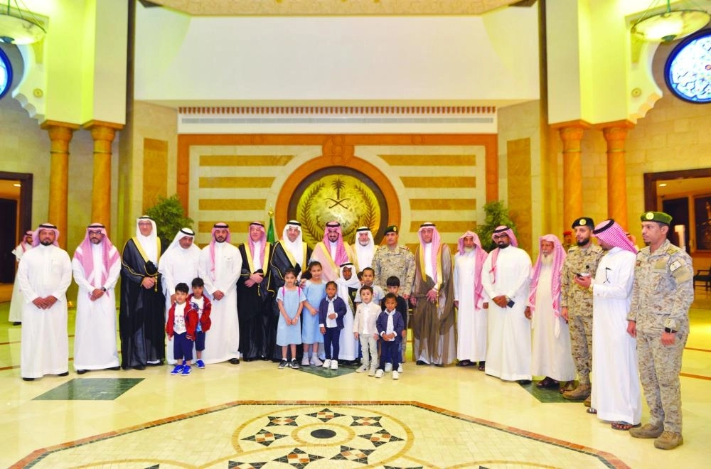 






بدر بن سلطان متوسطا أبناء وبنات وذوي الشهداء في جدة أمس                                            (واس)