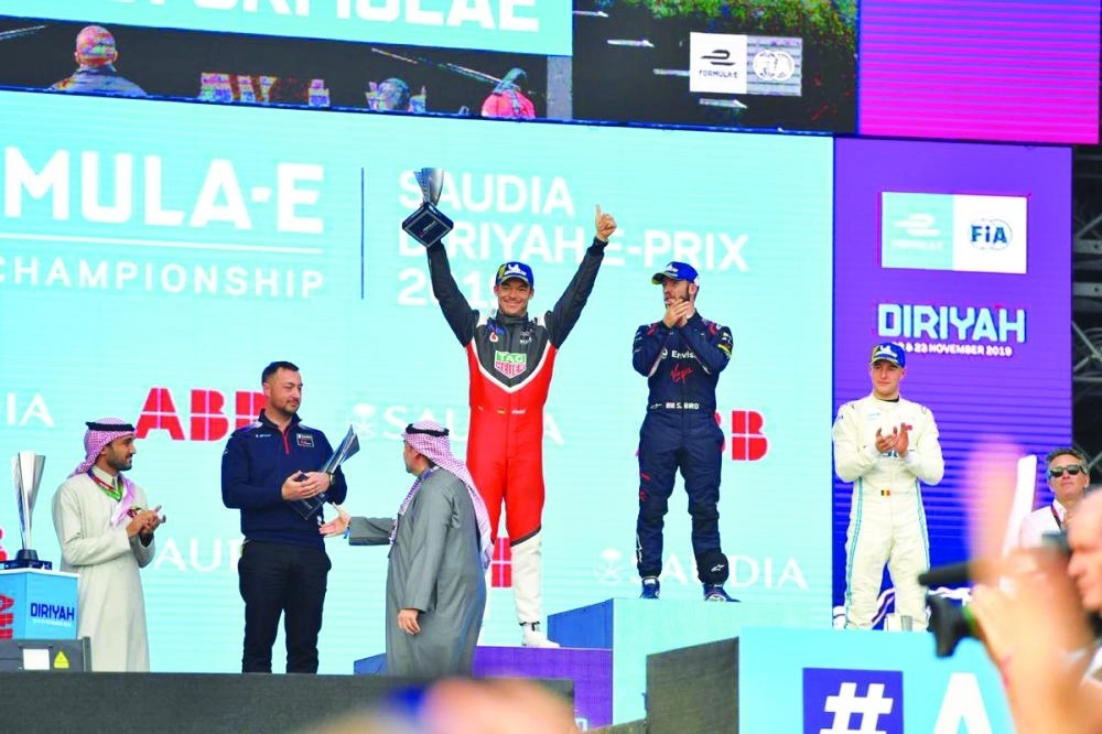 سائق بورشه "أندريه لوتيرر" الفائز بالمركز الثاني