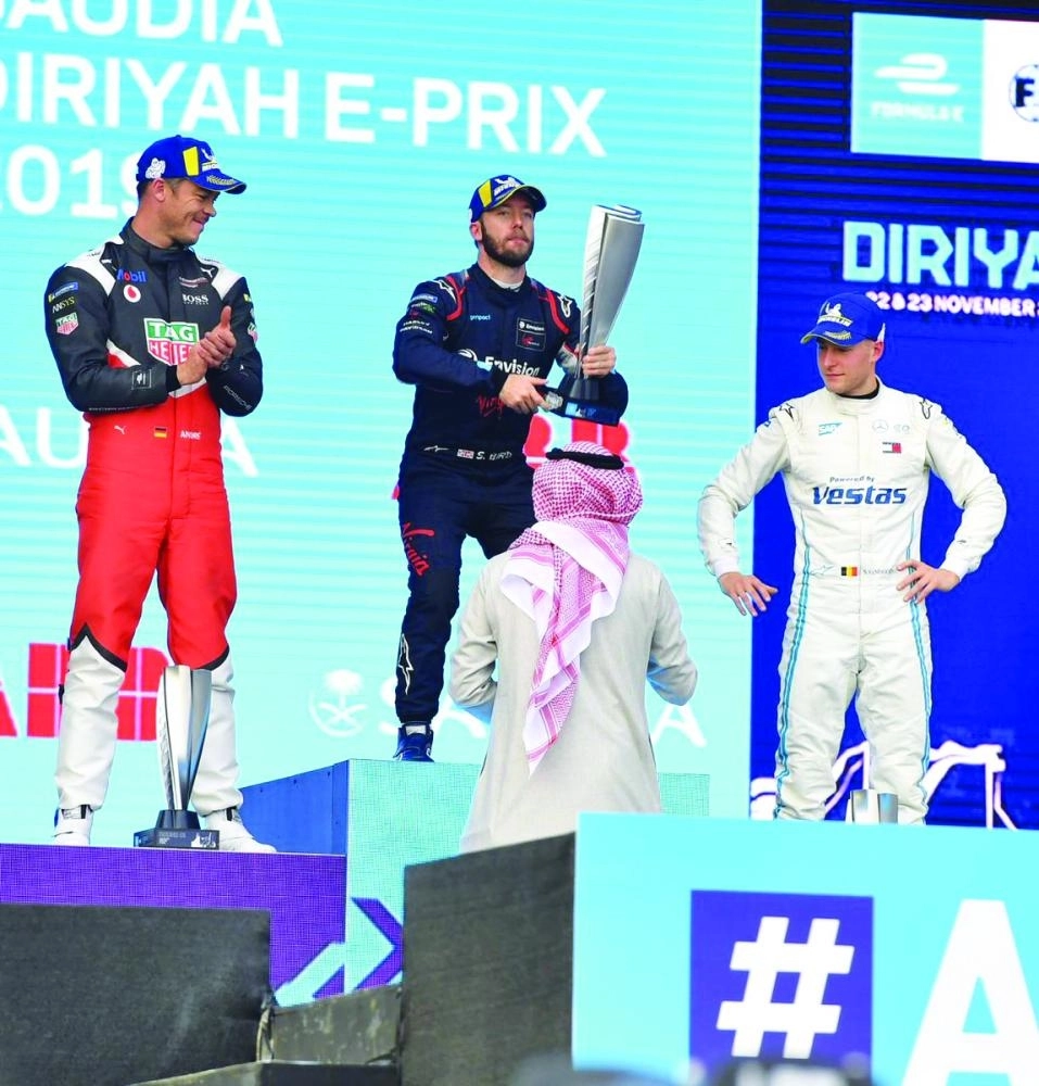 






سام بيرد يفوز بالجولة الأولى من السباق