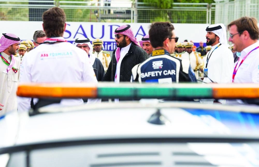 الأمير محمد بن سلمان لدى رعايته انطلاقة فورمولا إي للسيارات الكهربائية بالدرعية أمس                                                                 (واس)