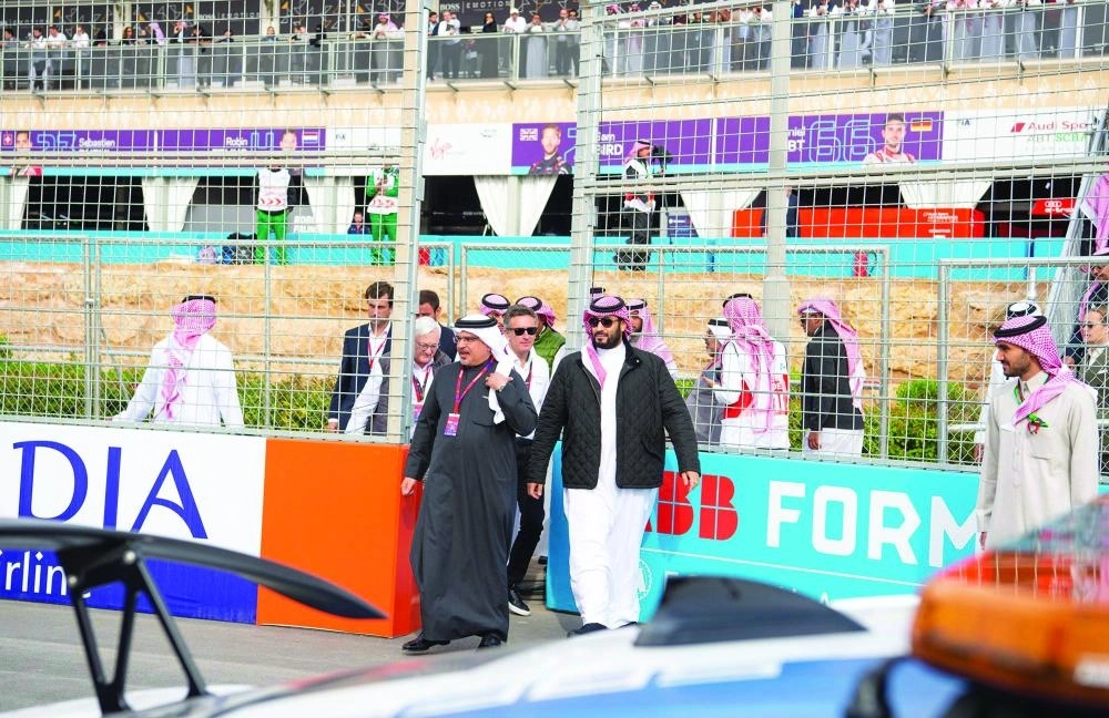 الأمير محمد بن سلمان لدى رعايته انطلاقة فورمولا إي للسيارات الكهربائية بالدرعية أمس                                                                 (واس)