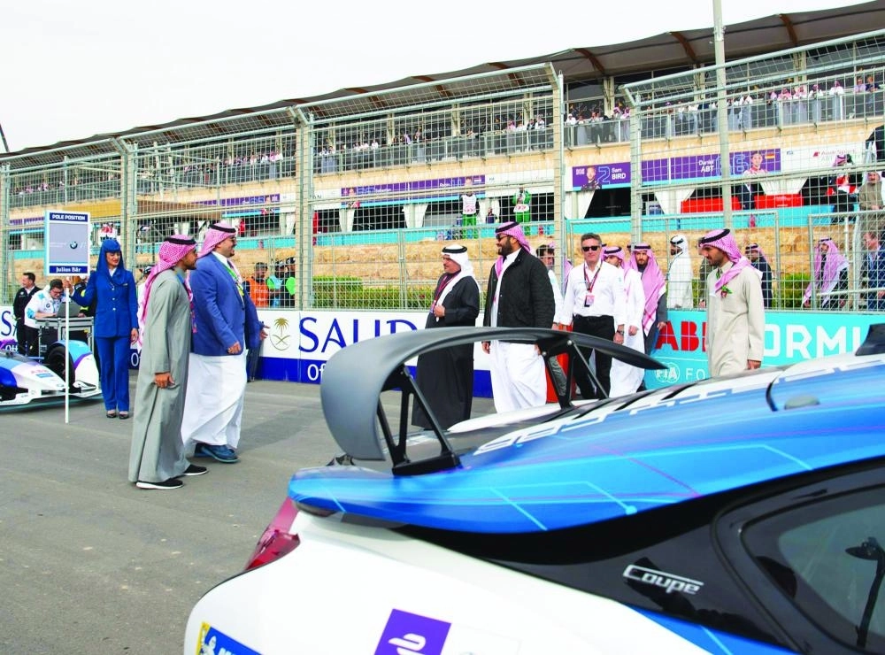 الأمير محمد بن سلمان لدى رعايته انطلاقة فورمولا إي للسيارات الكهربائية بالدرعية أمس                                                                 (واس)