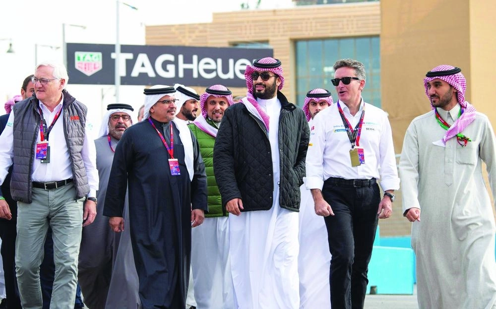 الأمير محمد بن سلمان لدى رعايته انطلاقة فورمولا إي للسيارات الكهربائية بالدرعية أمس                                                                 (واس)