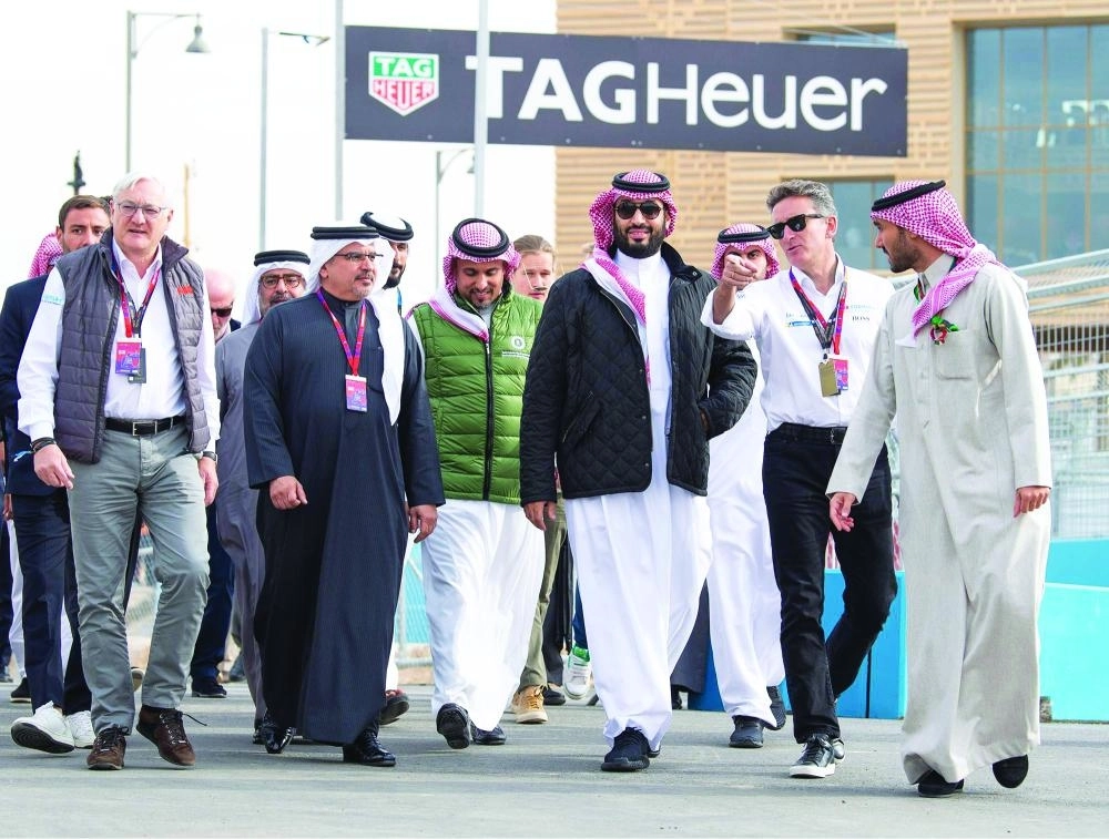 الأمير محمد بن سلمان لدى رعايته انطلاقة فورمولا إي للسيارات الكهربائية بالدرعية أمس                                                                 (واس)