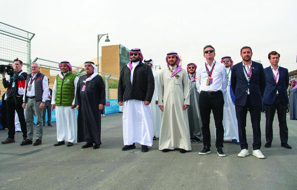 الأمير محمد بن سلمان لدى رعايته انطلاقة فورمولا إي للسيارات الكهربائية بالدرعية أمس                                                                 (واس)