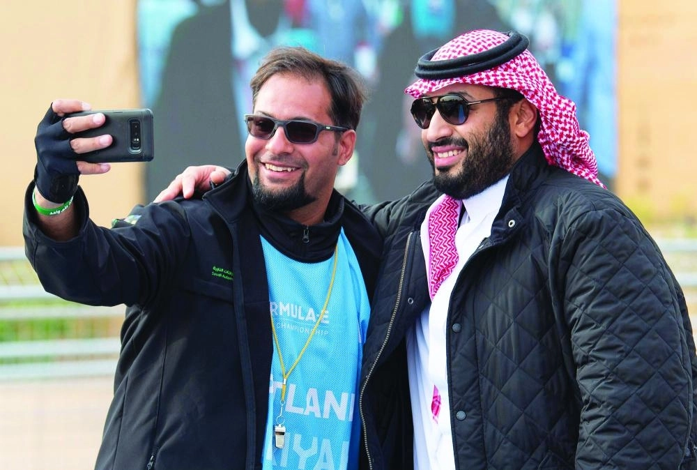 الأمير محمد بن سلمان لدى رعايته انطلاقة فورمولا إي للسيارات الكهربائية بالدرعية أمس                                                                 (واس)