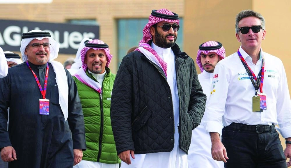 الأمير محمد بن سلمان لدى رعايته انطلاقة فورمولا إي للسيارات الكهربائية بالدرعية أمس                                                                 (واس)