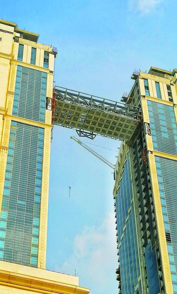 المسجد المعلق بعد التركيب                                                (مكة)