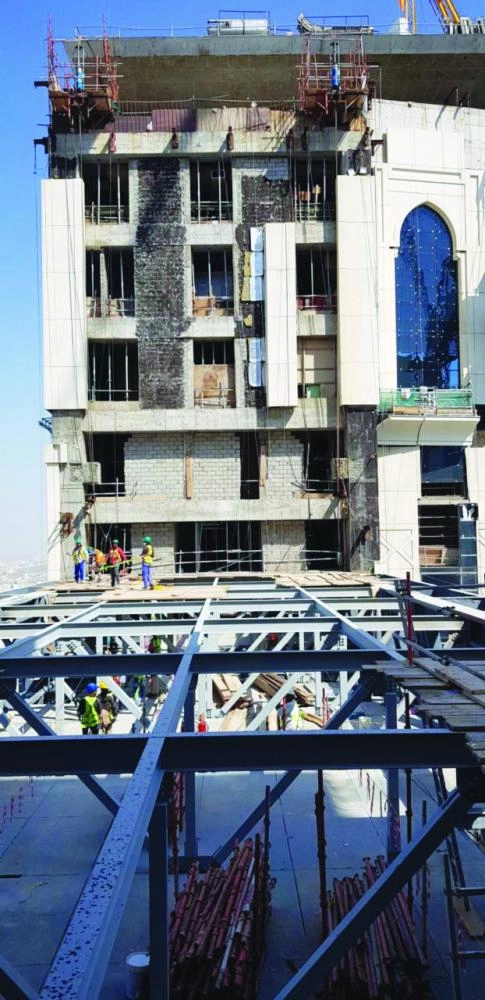 أثناء تركيب المنصة (مكة)