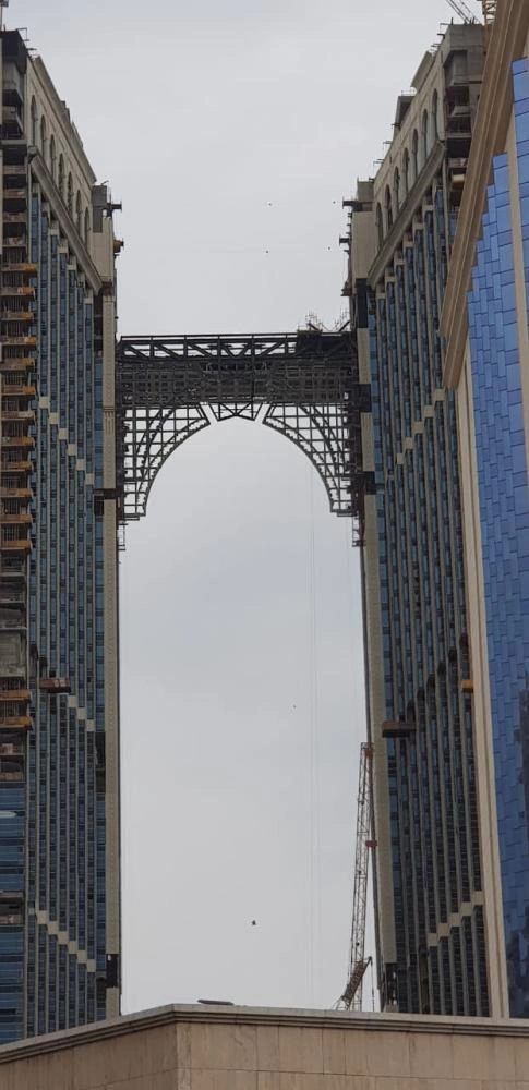 المسجد المعلق بعد التركيب                                                (مكة)