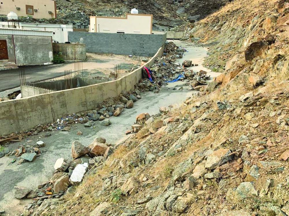 الصخور والأتربة تسد المجرى (مكة)