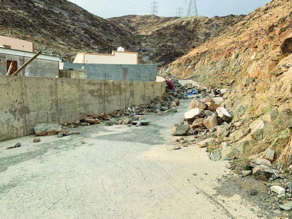 الصخور والأتربة تسد المجرى (مكة)