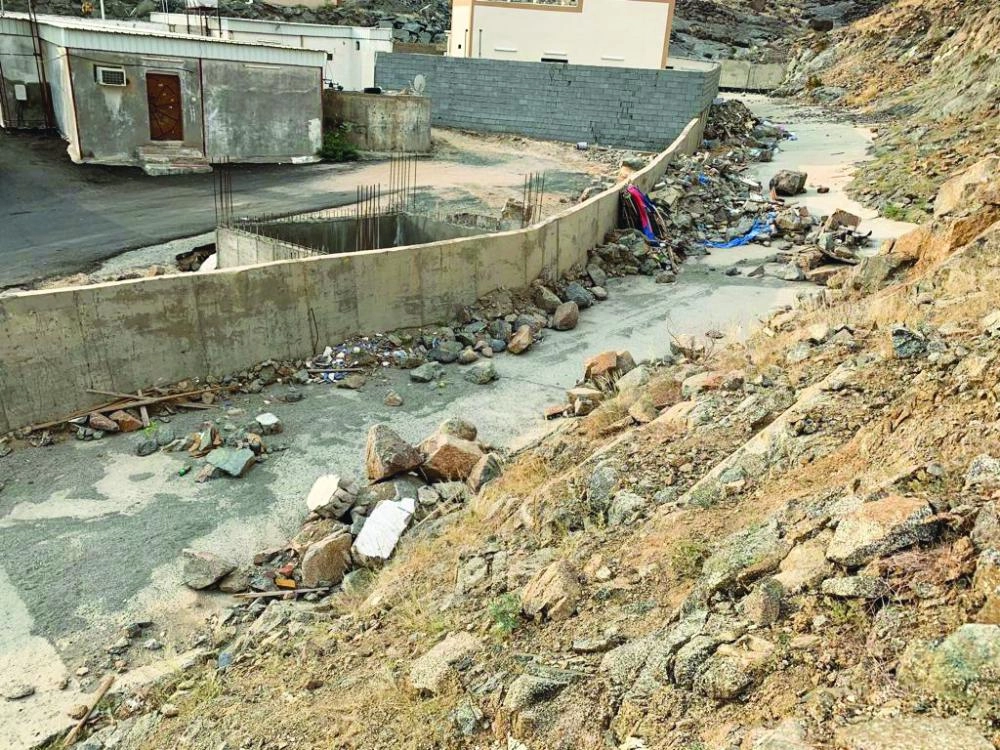 الصخور والأتربة تسد المجرى (مكة)
