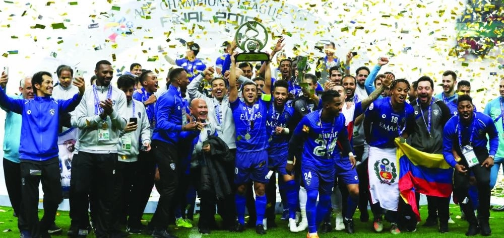 قائد الهلال محمد الشلهوب لحظة حمل كأس دوري أبطال آسيا أمس ( الاتحاد الآسيوي )