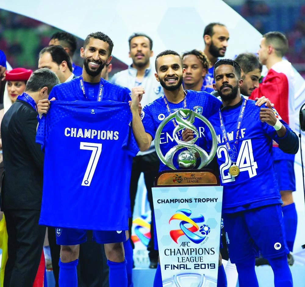 نواف العابد ومحمد البريك وسلمان الفرج أثناء التتويج 